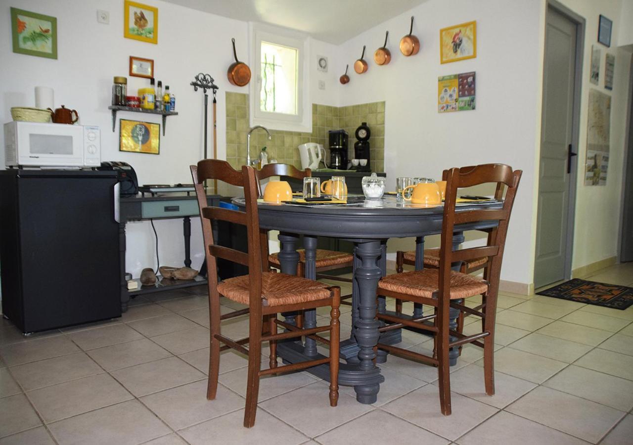 La Maison Des Invites Pernes-les-Fontaines Bagian luar foto